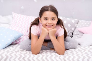 Gülümseme sebebi. Yatakta mutlu bebek gülümsemesi. Şirin gülüşlü küçük kız. İyi geceler. Tatlı rüyalar. Diş hekimliği. Diş sağlığı kliniği. Diş sağlığı. Diş hijyeni. Gülümsemene dikkat et.