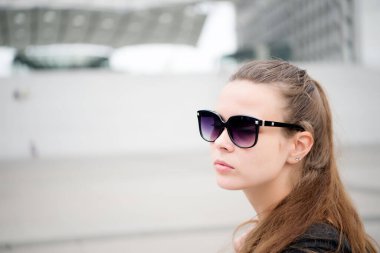 En iyi özelliklerini vurgulamak. Açık havada seksi bir kadın. Şehvetli kadın moda güneş gözlüğü takıyor. Uzun saçlı güzel bir kadın. Genç bir kadının güzel görünüşü. Moda ve tarz. Güzellik ve gençlik