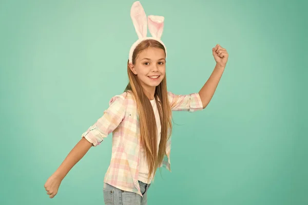 Påsk aktiviteter. Söt kanin. Holiday bunny flicka poserar med söt långa öron. Barn leende spela bunny roll. Bunny öron tillbehör. Lycklig barndom. Traditioner för barnen att hjälpa till att få i påsk anda — Stockfoto