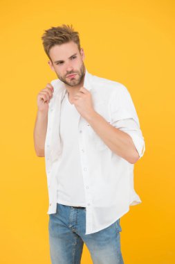 Rahat hissediyorum. Sıradan gömlekli yakışıklı bir adam. Erkek giyim ve şık kıyafetler. Günlük kıyafetlerini giy. Tarzın en iyi referanslarından biri olarak kabul edilir. Moda konsepti. Erkek manken mağazası.