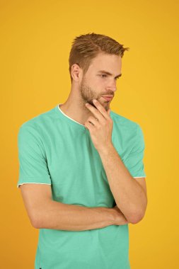 Erkek yüz bakımı. Mükemmel görünüyor. Seksi sakallı adam sarı arka plan. Tıraşsız adam pozitifliğini ifade eder. Süslü tüyleri var. Moda trendini takip et. Yakışıklı adamın keyfi yerinde.
