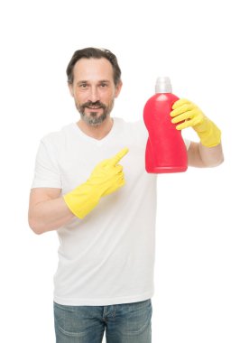 Evdeki temizliğin anahtarı. Çamaşır yıkıyorum. Temizlik ürünleri. Plastik eldivenlerde plastik şişe sıvı sabun temizleme maddesi var. Sakallı, olgun bir adam evi temizliyor. Temizleme konsepti