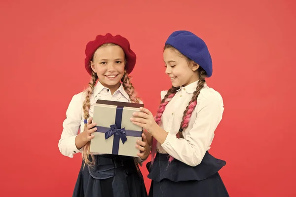 Surprise pour les deux. Concept d'amitié. Cadeau d'anniversaire. Shopping et vacances. Fille donnant boîte cadeau à un ami. Les amies célèbrent les vacances. Enfants avec cadeau emballé. Boîte cadeau ouverte — Photo