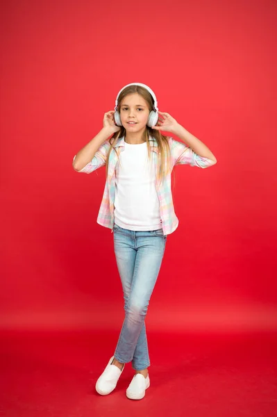 Disfrutando de la melodía. vacaciones de verano. Niño de la escuela escuchando música fuerte. niño feliz con auriculares inalámbricos. Día de los niños. Educación en línea moderna. Niña con auriculares. escuchar música — Foto de Stock