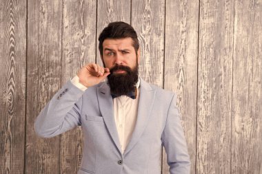 Berber dükkanı konsepti. Berber dükkanı damadın büyük gününü unutulmaz kılacak paketler sunuyor. Sakallı hippi bir adam smokin giyer. Saç stili ve sakal bakımı. Centilmen tarzı berber