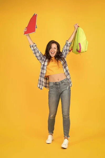 Ze geloofde dat ze het kon, dus deed ze het. Gelukkig meisje viert examen. Jonge vrouw heft rugzak en examenpapieren op. Onderzoek of kennistest. Onderzoekperiode. School en onderwijs — Stockfoto