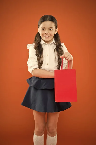 Ένα κορίτσι που κρατούσε τσάντα για ψώνια. Ετοιμαστείτε για σχολική σεζόν Αγοράστε ενδύματα επιστολόχαρτων εκ των προτέρων. Σχολική στολή επίσημο στυλ ρούχα. Εισάγετε την πρώτη φόρμα. Πίσω στη σχολική σεζόν. Αγοράστε σχολικές προμήθειες — Φωτογραφία Αρχείου