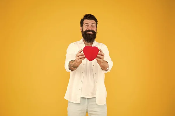 Celebre o dia dos namorados. Um hipster romântico a partilhar amor. Espalhem o amor. Amante generoso. Símbolo de amor. De coração sincero. Adoro-te. A ser honesto. Um tipo romântico com um brinquedo de coração vermelho. Conceito de romance — Fotografia de Stock