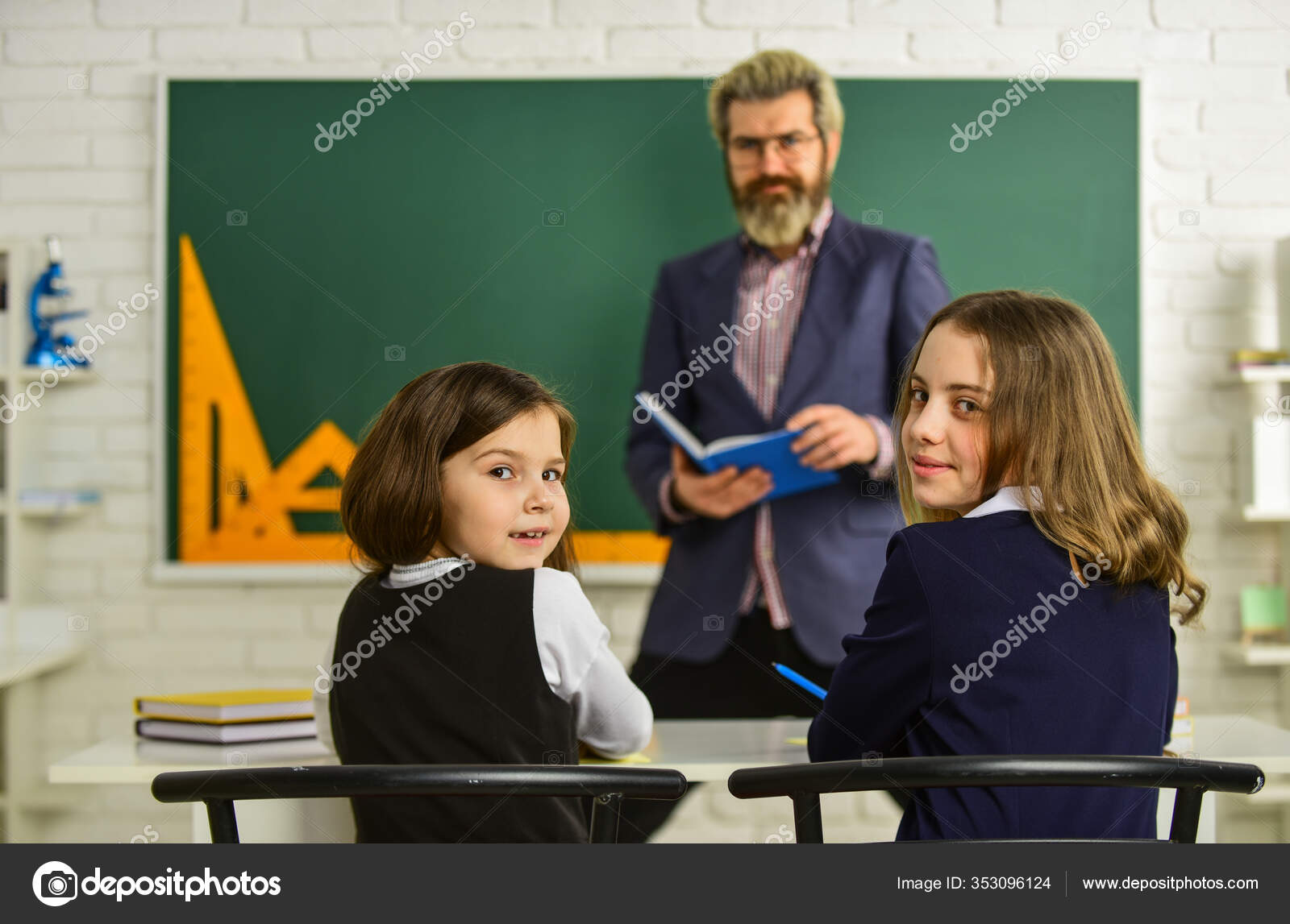 Un Enseignant De L'école Joyeuse Utilise Le Tableau Blanc De La