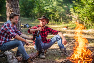 Sadece bir kamp. Boş zamanlarımızı birlikte geçiririz. Aile kampı. Yürüyüş macerası. Turizm kampında piknik. Mutlu erkek kardeşler. Arkadaşlar parkta birlikte dinleniyorlar. Piknikte bira içmek. Kamp ateşi hayat hikayesi.