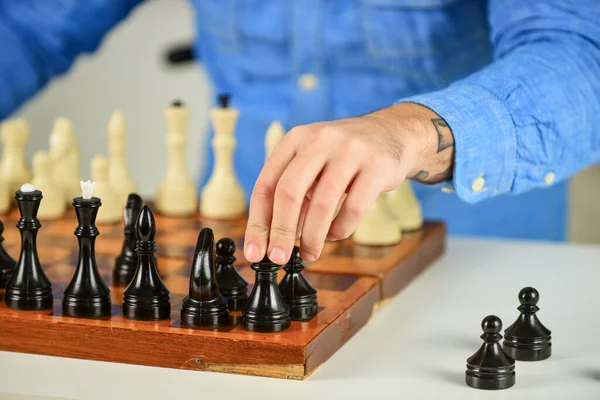 战术是知道该怎么做。国际象棋课战略概念。下棋智力爱好。木制棋盘上的数字考虑下一步。发展逻辑。学习下棋 — 图库照片