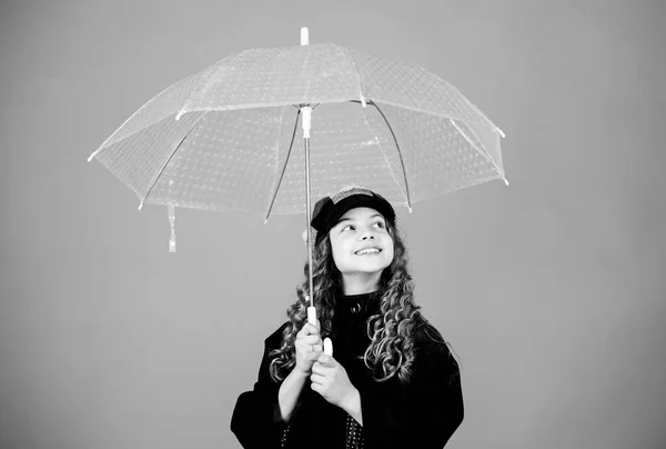 Blij in de buurt te zijn. klein meisje in franse baret en jas. gelukkig meisje met doorzichtige paraplu. regenbescherming. Regenboog. Herfst mode. vrolijk hipster kind in positieve stemming — Stockfoto