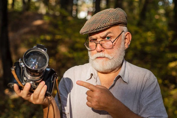 Stopp oder Schießen. Alter Kameramann zeigt mit dem Finger auf Sommer draußen. Fototermin. Reiseerlebnis. Verleih Urlaubsfotograf. Erinnerungen an die Reise festhalten — Stockfoto