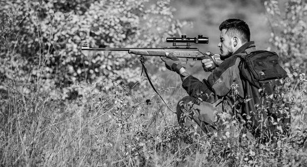 Homem usar camuflagem roupas natureza fundo. Autorização de caça. Equipamentos de caça para profissionais. Caçar é um passatempo masculino brutal. Caçador sério barbudo passar a caça ao lazer. rifle Hunter hold — Fotografia de Stock