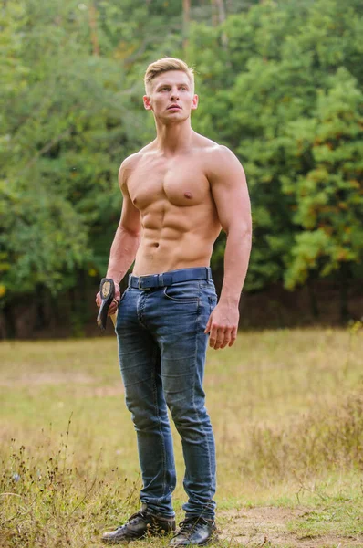 Lleno de energía. macho brutal y atractivo en madera. culturista mostrar sus músculos. poder y fuerza. leñador llevar hacha. cuerpo fuerte del hombre. un hombre musculoso con hacha. sexy macho desnudo torso hacha — Foto de Stock