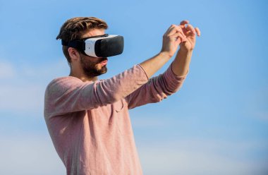 Sanal gerçeklik gözlükleri. Tasarımcı ya da mühendis. 3D nesneler tasarlamak. Eğitici fütüristik program. Siber uzay. Sanal gerçeklik. Oyun online. Kablosuz sanal gerçeklik gözlüklü adam. Artırılmış gerçeklik
