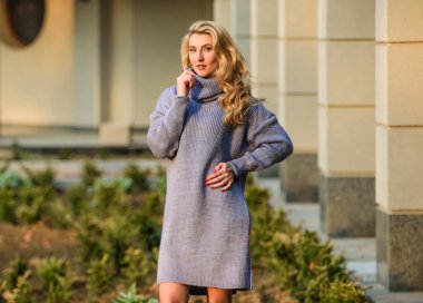 Dinlenmek için en iyi yer. Sıcak, büyük giysiler. Seksi kadın açık havada güneşli hava. Serbest stil rahat. Sonbahar modası. Sarışın kız sonbahar kıyafeti. Kız yumuşak örgü elbise. Kaşmir yün kazak.