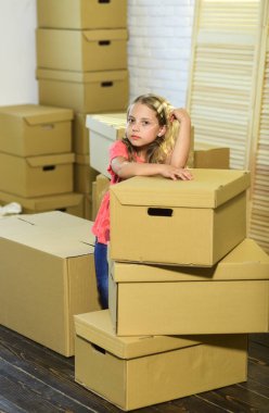 Stresli bir durum. Kiralık ev. Çocuk taşınıyor. Hareketli rutin. Paketleme işleri. Boşanma ve ayrılık. Aile sorunu. Zorla taşınmak. Kız çocuk ve kutular. Konsepti çıkar. Harekete hazırlanın.