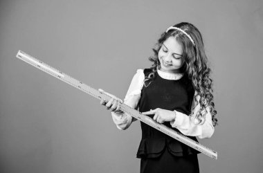 Matematik dersi. Eğitim ve bilgi. Küçük kız okula geri döndü. BTMM okul disiplini. Büyük cetveli olan öğrenci kız. Okul öğrencisi geometri öğreniyor. modern eğitim kavramı