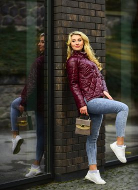 Harika bir tarzı var. Katalog kıyafetleri ve aksesuarlar. Seyir Defteri. Sarışın, seksi bir kadın. Modaya uygun bir kadının sonbahar portresi. Sokakta poz vermek. Genç ve şık bir kadının moda fotoğrafı.