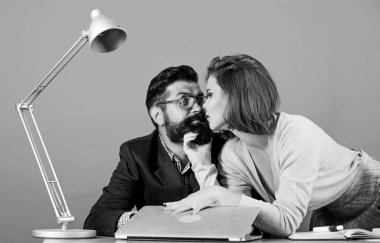 Öğretmenle flört etmek. Öğrenci şehvetli seksi kız ve deneyimli öğretmen. Seksi öğrenci. Dijital olarak çalışıyorum. Olgun bir öğretmen ve çekici bir kadın. Yasak ilişkiler kavramı. Özel ders