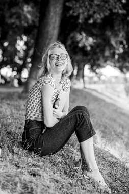 Çalışanlar dışarıda çalışırlar. Açık havada çalışanlar temiz havaya ve çevresel değişimlere maruz kalarak mutlu ve sağlıklı fiziksel duygusal seviyeye ulaşıyorlar. Verimli ve verimli. Kız bilgisayarı dışarıda.