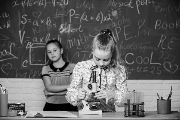 Experimento educativo. De vuelta a la escuela. Clases escolares. Las niñas estudian química en la escuela. Lecciones de biología y química. Teoría y práctica. Observar reacciones químicas. Escuela de educación formal — Foto de Stock