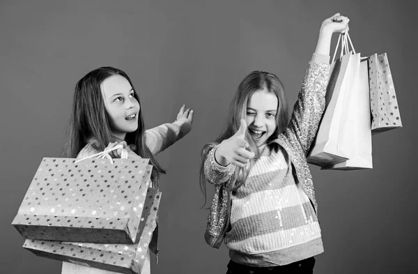 Dia de compras felicidade. Crianças felizes na loja com sacos. As irmãs fazem compras juntas. Compre roupas. Comprador viciado em moda. Crianças boutique de moda. Fazer compras é a melhor terapia. Compras de seus sonhos — Fotografia de Stock