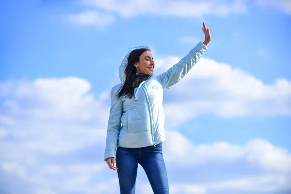 Ambicioso y hermoso. Libertad y expectativa. Belleza y moda, mira. concepto de soledad. chica azul cielo fondo. mujer en pose de modelo al aire libre. Siéntete libre. mujer disfrutando del tiempo al aire libre — Foto de Stock