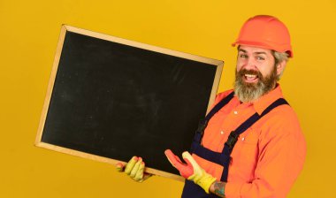 Mühendis projesi, uzayı kopyala. Mimar ve mühendislik çizimi. Müteahhit sunum yapıyor. İnşaat için karatahta planı sunumu. İnşa eden adam çevirme çizelgesinde başarılı
