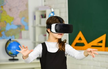Modern teknolojiler. Sanal gerçeklik kulaklığı. Sınıftaki liseli kız. Okula dönüyorum. Bilgisayar Bilimi dersinde. Program Projesi 'nde çalışıyor. VR teknolojisi. okul çocuğu sanal gerçeklik kullanıyor