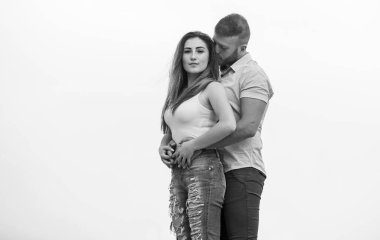 Birbirine aşık bir çift. Onu destekliyorum. Aile sevgisi. Bağlılık ve güven. Birlikte sonsuza kadar ikimiz. Aşk hikayesi. Romantik ilişkiler. Gerçek aşk. Hoş bir ilişki. Erkek ve kadın doğaya sarılır.