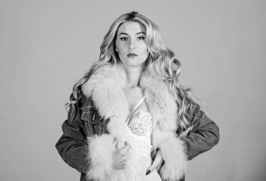 Kişisel tarzını takip ediyor. Sarı kıvırcık saçlı. Moda güzeli. Kot pantolon giymiş seksi bir kadın. Vücudu fit, şehvetli bir kız. Erotik iç çamaşırlı ve kürk kotlu ceketli seksi kadın. İnanılmaz güzel.