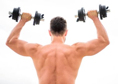 Kaslı sırtlı adam sabah halterle egzersiz yapıyor. Spor ve spor aletleri. Sporcu adam halter kaldırıyor. Steroitler. Atletik vücut. Aptal jimnastik salonu. Vücuduna sığdır ve kilo ver.