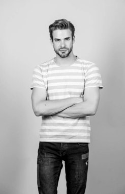 İnsanın moda portresi. Yaz modası. Tıraşsız öğrenci. Mükemmel kaslı adam görünüşü. Moda tişörtlü ciddi bir adam. Erkek manken. Erkek modası ve güzellik. Gündelik stilde seksi maço