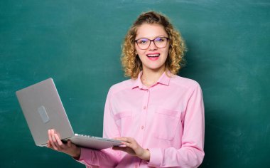Öğretmen kadın tahtada. Modern teknoloji. Modern okuldaki kız. E-öğrenme konsepti. İnternet üzerinden eğitim. Dizüstü bilgisayarlı mutlu bir öğrenci. Online eğitim. işletme okulu