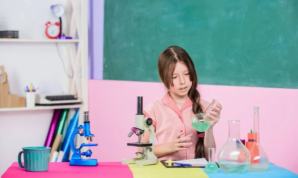 Tudományos kísérlet. Egy kislány a laborflaskával. Vissza az iskolába. biológia oktatás. iskolai laboratórium. Modern technológia. tudományos lecke mikroszkóppal. lány tanulmány kémia kémia kémcsővel — Stock Fotó