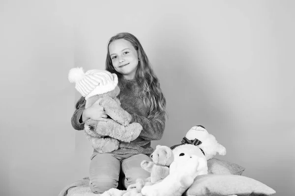 Kid kleine meisje spelen met zacht speelgoed teddy beer roze achtergrond. Kind klein meisje speels vasthouden teddy beer pluche speelgoed. Teddy beren verbeteren het psychisch welzijn. Unieke hulpstukken voor knuffeldieren — Stockfoto