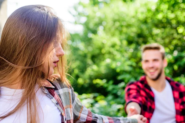 I nostri sentimenti. Ragazza in concentrazione selettiva con ragazzo al parco. primo incontro di coppia all'aperto. La relazione. week end in famiglia. appuntamento romantico. coppia innamorata. Buon San Valentino. campeggio estivo nella foresta — Foto Stock