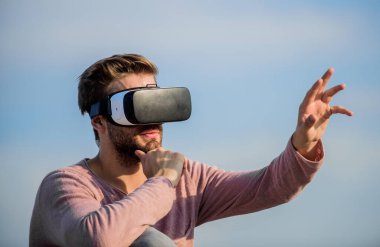 Artırılmış gerçeklik. Modern teknolojiyi kullan. Mühendislik projesi. Siber uzay. Oyun online. Sanal gerçeklik gözlükleri. Dijital gelecek ve yenilik. Sanal gerçeklik. Adam kablosuz VR gözlük takıyor.