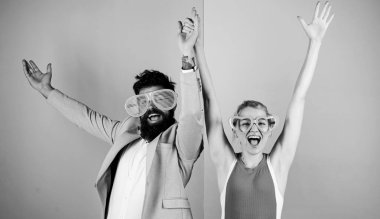 Çiftler eğleniyor. Ofis partisi. Şen şakrak iş adamı ve iş arkadaşı kutlama yapıyor. Tatili kutluyoruz. Sakallı adam, güzel kadın parti gözlükleri kutluyor. Şirket kültürü. Kutlamaya dalmak