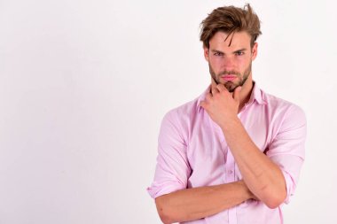 Maço çenesini ya da sakalını ovar. Düşünceli yüzlü bir adam.