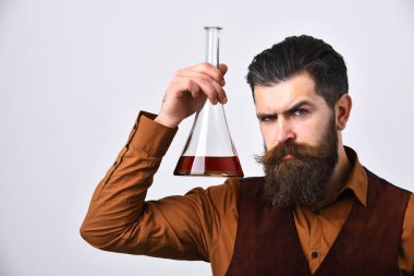 Elinde viski şişesiyle meraklı suratlı garson..