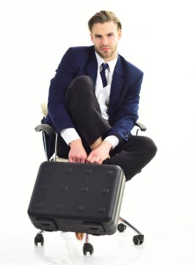 Sakallı adam çantasını bombayla tutuyor. Terörizm, saldırı ve tehlike kavramı.