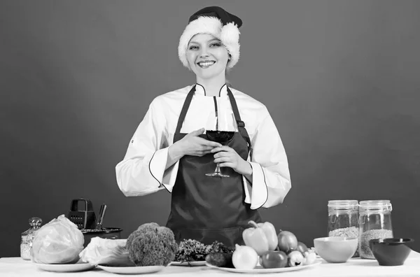 축제 메뉴 컨셉이야. 크리스마스 저녁 아이디어. 크리스마스 메뉴. 스트레스는 안 돼요. 요리하는 여성 요리사는 산타 모자 술을 쓴다. 최고의 크리스마스 요리법이지. 휴일 파티와 휴일 저녁 식사를 즐길 수있는 쉬운 아이디어를 즐긴다 — 스톡 사진