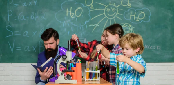 Koncepcja szkolnego laboratorium chemicznego. Eksperymentują razem. Środowisko wspomagające badanie STEM. Praktyczna wiedza. Opieka nad dziećmi i rozwój. Zajęcia szkolne. Dzieci uroczy przyjaciele dobrze się bawią w szkole — Zdjęcie stockowe