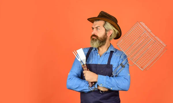 Volwassen chef-kok gebruik kookgerei voor barbecue. Gereedschap voor het roosteren van vlees. Die beter koken. Ultieme kookuitdaging. Maak het eten klaar voor familie. gebruik kookgerei en diverse producten. kopieerruimte — Stockfoto