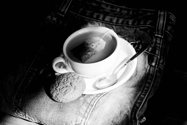 Taza llena de té de cerca. Hoja entera de hierbas verdes o negras. Proceso de elaboración de té taza de cerámica. Inspiración y ánimo pacífico. Relajante té de manzanilla. Taza taza de té caliente y galletas de avena. Concepto de snack rápido — Foto de Stock