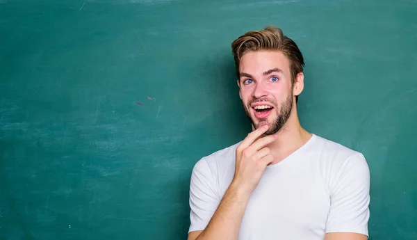 Donnez plus que prévu. heureux étudiant au tableau noir. retour à l'école. information vide tableau noir. La vie étudiante. homme prêt à étudier. Professeur à l'école. Journée de la connaissance — Photo