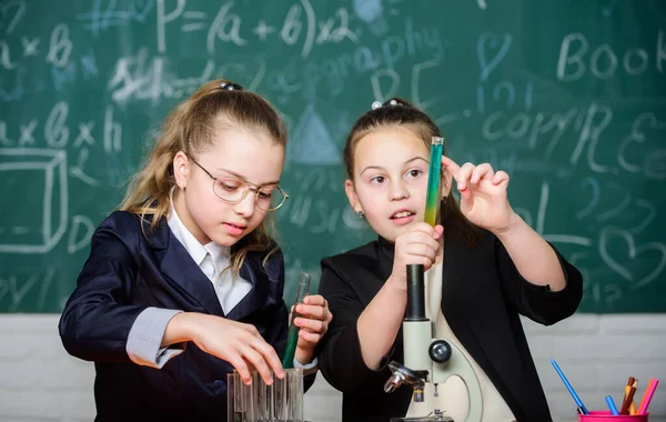 Lección de biología. De vuelta a la escuela. Un pequeño científico trabaja con el microscopio. cuando la pequeña cosa significa mucho. Niños usando microscopio. experimentos científicos en laboratorio. Niñas en el laboratorio escolar. Microscopio —  Fotos de Stock